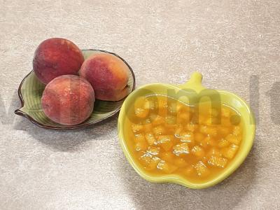 Vaisių želė su persikų gabaliukais pagrindine nuotrauka