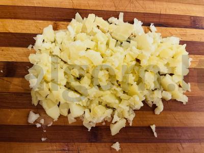 Silkės ir marinuotų agurkų salotas Žingsnis 1