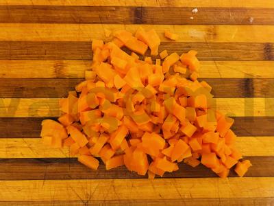 Silkės ir marinuotų agurkų salotas Žingsnis 2