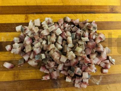 Silkės ir marinuotų agurkų salotas Žingsnis 4