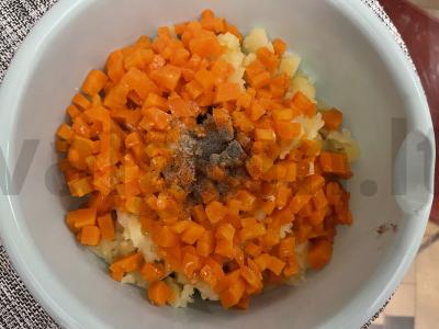 Silkės ir marinuotų agurkų salotas Žingsnis 5