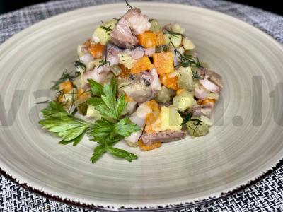 Silkės ir marinuotų agurkų salotas pagrindine nuotrauka