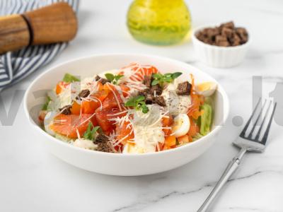 Rūkyto upėtakio salotos pagrindine nuotrauka