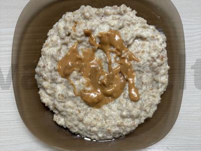 Avižinė košė su žemės riešutų sviestu pagrindine nuotrauka