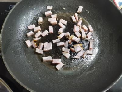 Omletas su šonine ir žaliuosiomis svogūnais Žingsnis 1