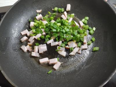 Omletas su šonine ir žaliuosiomis svogūnais Žingsnis 2