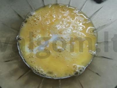 Omletas su šonine ir žaliuosiomis svogūnais Žingsnis 3