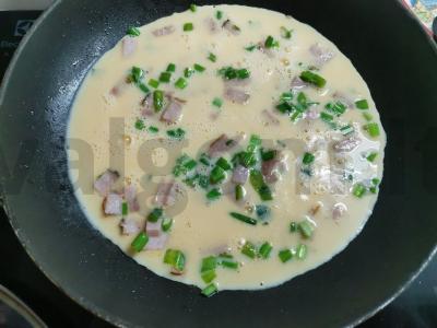 Omletas su šonine ir žaliuosiomis svogūnais Žingsnis 4