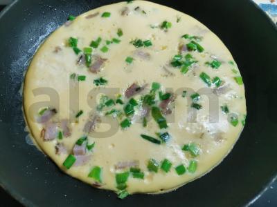 Omletas su šonine ir žaliuosiomis svogūnais Žingsnis 5