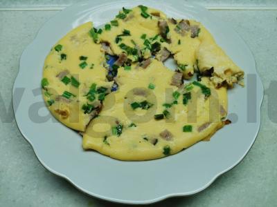 Omletas su šonine ir žaliuosiomis svogūnais pagrindine nuotrauka