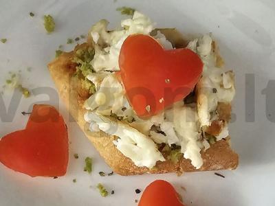 Avokado, pomidorų ir kiaušinių skramblių tostai pusryčiams pagrindine nuotrauka