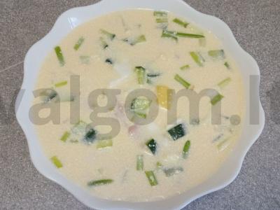 Okroška su virta vištienos filė ant duonos kvašo pagrindine nuotrauka