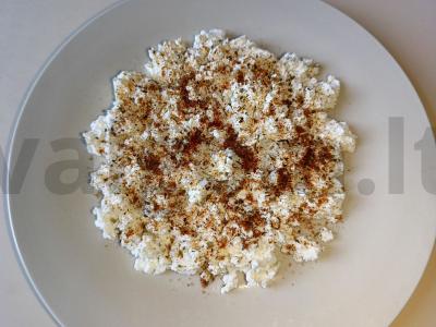 Varškės ir agurkų tostai su prieskoniais Žingsnis 1