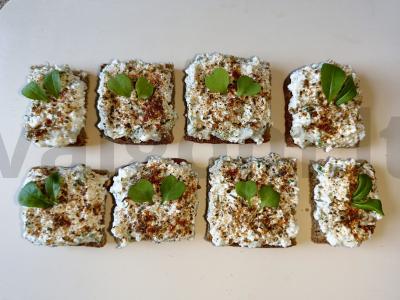 Varškės ir agurkų tostai su prieskoniais pagrindine nuotrauka