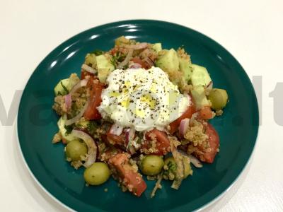 Daržovių salotas su quinoa pagrindine nuotrauka