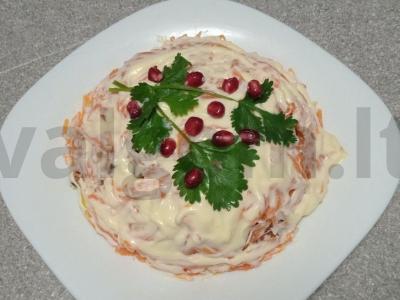 Salotas „Rūkyta lašiša po lapės kailiu“ pagrindine nuotrauka