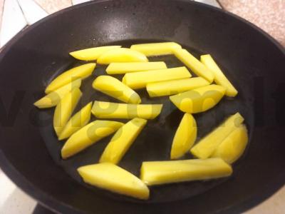 Salotos su keptais bulvėmis, pomidoru ir kiaušiniu Žingsnis 1