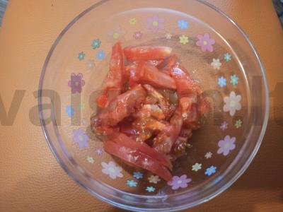 Salotos su keptais bulvėmis, pomidoru ir kiaušiniu Žingsnis 3