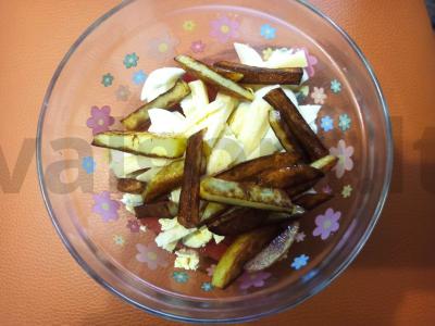 Salotos su keptais bulvėmis, pomidoru ir kiaušiniu Žingsnis 4