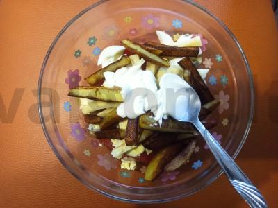 Salotos su keptais bulvėmis, pomidoru ir kiaušiniu Žingsnis 5