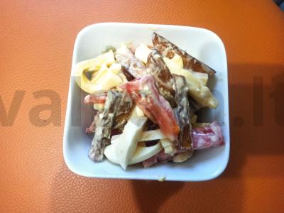 Salotos su keptais bulvėmis, pomidoru ir kiaušiniu pagrindine nuotrauka