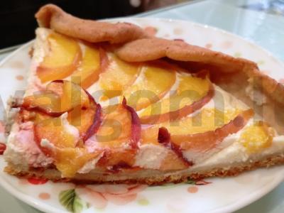 Galetė su persikais pagrindine nuotrauka