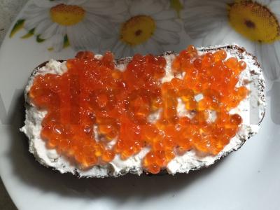 Sumuštinis su raudonąja ikra, varške ir agurku Žingsnis 4