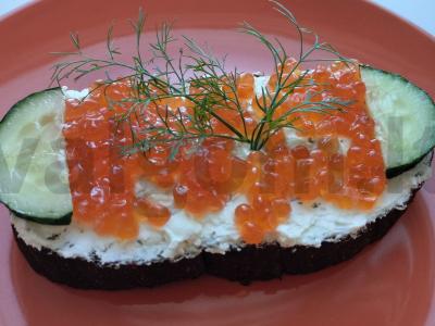 Sumuštinis su raudonąja ikra, varške ir agurku Žingsnis 5