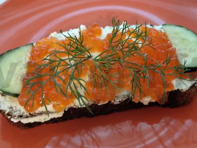 Sumuštinis su raudonąja ikra, varške ir agurku pagrindine nuotrauka