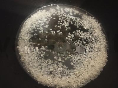 Salotas su vištienos krūtinėle, ryžiais ir agurku Žingsnis 1