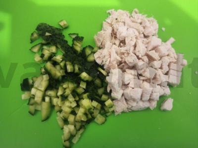 Salotas su vištienos krūtinėle, ryžiais ir agurku Žingsnis 3