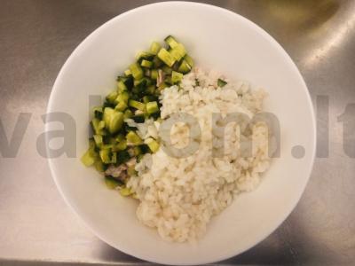 Salotas su vištienos krūtinėle, ryžiais ir agurku Žingsnis 4