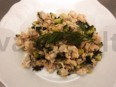 Salotas su vištienos krūtinėle, ryžiais ir agurku pagrindine nuotrauka