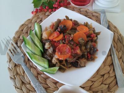 Daržovių troškinys su pupelėmis pagrindine nuotrauka