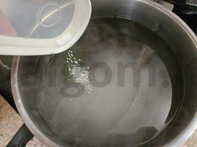 Kvapnus kompotas su agrastais, vyšniomis, slyvomis ir serbentais Žingsnis 1