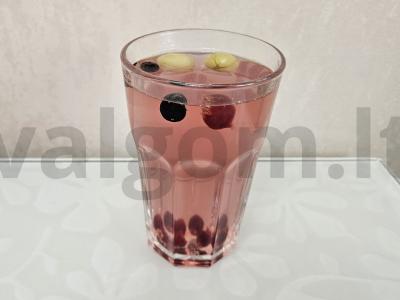 Kvapnus kompotas su agrastais, vyšniomis, slyvomis ir serbentais pagrindine nuotrauka