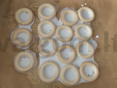 Sausainiai su uogiene ir žemės riešutais Žingsnis 1