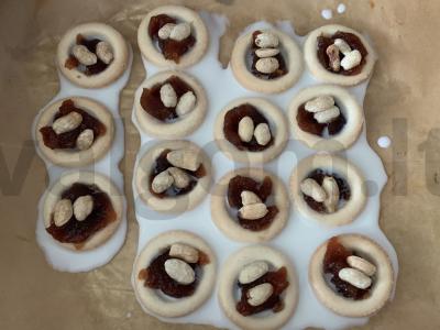 Sausainiai su uogiene ir žemės riešutais Žingsnis 3