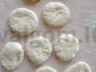 Vatrushkos su rauginiu ir slyvomis Žingsnis 2