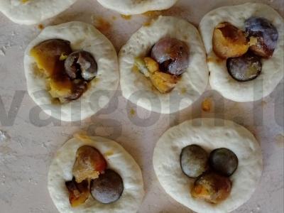 Vatrushkos su rauginiu ir slyvomis Žingsnis 3