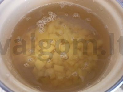 Lengvas jūros dumblių, bulvių ir kiaušinio sriuba Žingsnis 3
