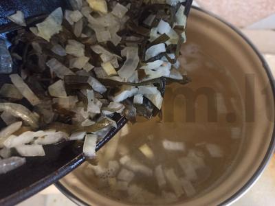 Lengvas jūros dumblių, bulvių ir kiaušinio sriuba Žingsnis 5