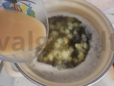 Lengvas jūros dumblių, bulvių ir kiaušinio sriuba Žingsnis 6