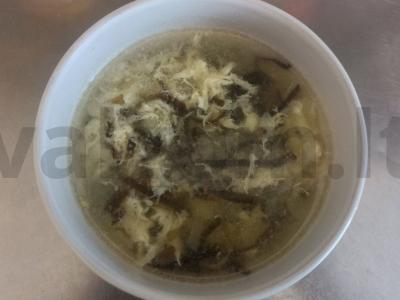 Lengvas jūros dumblių, bulvių ir kiaušinio sriuba pagrindine nuotrauka