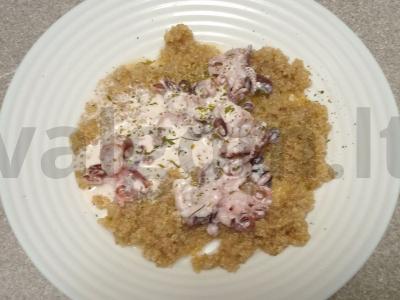 Kvinoja su aštuonkojais grietinėje pagrindine nuotrauka