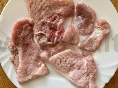 Kiaulienos kepsniai, kepti su pomidorais po sūrio plutele Žingsnis 1