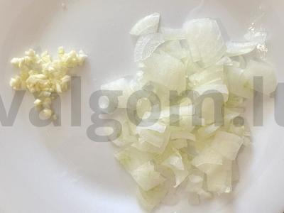 Kiaulienos kepsniai, kepti su pomidorais po sūrio plutele Žingsnis 2