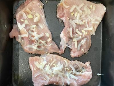 Kiaulienos kepsniai, kepti su pomidorais po sūrio plutele Žingsnis 3