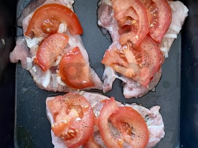 Kiaulienos kepsniai, kepti su pomidorais po sūrio plutele Žingsnis 4