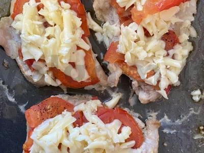 Kiaulienos kepsniai, kepti su pomidorais po sūrio plutele Žingsnis 5